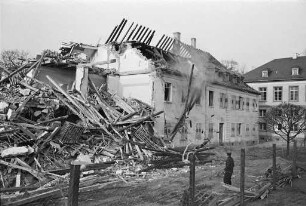 Abriss von Gebäuden an der Westseite des Schloßplatzes im Zusammenhang mit dem Bau des Bundesverfassungsgerichts.