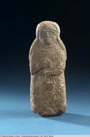 Statuette einer Frau mit Henkeleimer