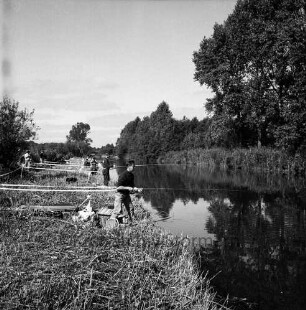 C.I.P.S. (Confédération Internationale de la Pêche Sportive) 16. Welt-Wettfischen: Trave beim Brenner Moor: Sportfischer beim Wettkampf: vorne der Weltmeister