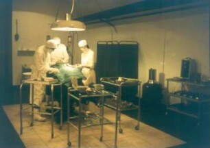 Jersey. German Underground Hospital. Nachgestellte OP-Szene im OP-Raum