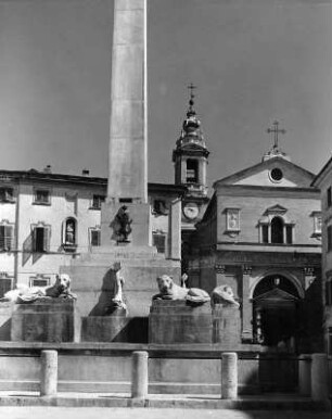 Jesi, Piazza Federico. Obelisk-Brunnen (1845). Teilansicht mit Fassade des Domes S. Settimio