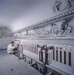 Würzburg. Restaurator beim Versilbern des Wandstucks der "Ingelheimer Zimmer" der Würzburger Residenz. Restaurator bei der Versilberung des Wandstucks im "Roten Vorzimmer"