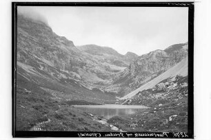 Blick auf den Partnunsee mit glazialen Gruben unterhalb der Sulzfluh