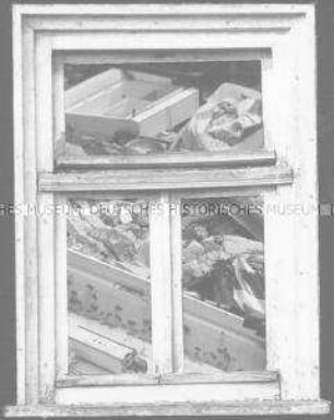 Collage: Fenster, dahinter Bauschutt (Altersgruppe 18-21)