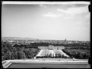 Wien: Blick von der Gloriette am Schloss Schönbrunn