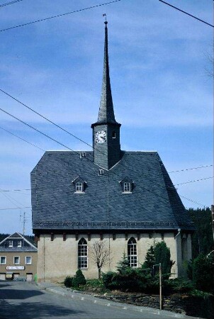 Traufseite Dorfkirche mit spitzem Dachreiter