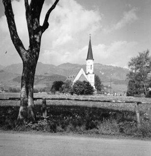 Sonthofen (Kreis Oberallgäu). Ortsansicht mit Täufer-Johanniskirche (1912)