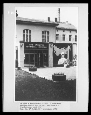 Russische Wanddekoration mit Soldat und Rakete