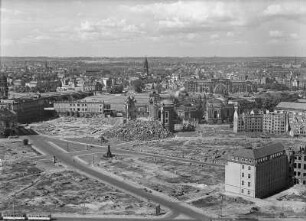 Dresden. Blick vom Rathausturm nach Norden über den beräumten Neumarkt zur Neustadt