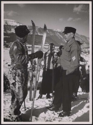 Reichssportführer Hans von Tschammer und Osten bei den Wettkäpfen der HJ in Garmisch-Partenkirchen