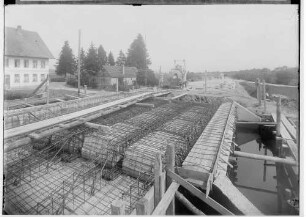 Bauarbeiten der Firma Deutschmann an der Reichsstraße 32 bei Ennetach und Mengen 1935; Verschalung für eine Brücke über einen Bach