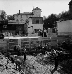 Firma Carl Hoffmann: Hindenburgstraße: Elektrohandel: Neubau: Fundament: darauf Arbeiter: vorn Baugrube mit Arbeitern: hinten restliche Gebäude: im Hintergrund Gebäude der Volkshochschule: 22. August 1968