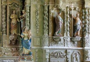 Frankreich. Bretagne. Finistere. Sainte Marie du Menez Hom. Kapelle innen. Geschnitzter Retabel