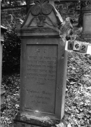 Grabstein 162 (Index: 99790423) Maße HxBxT: 161x74x32 cm Symbolik: geflügelte Sanduhr: Grabstein 162