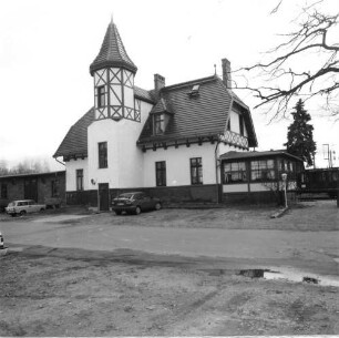 Spreewalfbahnhof Burg : Burg (Spreewald), Am Bahnhof 1. Ehemaliges Bahnhofsgebäude (1898) der Spreewaldbahn ("Spreewald-Guste", 1970 stillgelegt; seit 1995 Erlebnisgastronomie). Straßenansicht