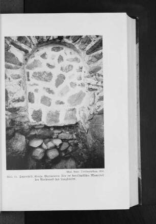 Abb. 11. Schenefeld, Kirche. Vermauerte Tür im karolingischen Mauerteil der Nordwand des Langhauses.