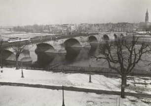 Blick vom Ständehaus über die Augustusbrücke und Elbe zur Neustadt : Dresden. Blick vom Ständehaus über Brühlsche Terrasse, Augustusbrücke und Elbe zur Neustadt mit Blockhaus und Dreikönigskirche im Winter