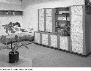 Anbauwand : Ausstellungskoje des VEB Möbelkombinat Berlin (MKB) mit Wohnzimmermöbeln