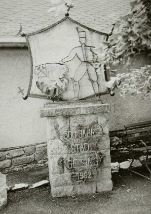 Gedenkstein mit Stadtwappen und Bergmannsfigur zum 500jährigen Bestehen der Stadt