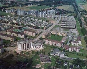 Luftaufnahme, Blick von Osten auf die Siedlung im südlichen Bereich der Heerstraße im Gebiet der Sandstraße und Meydenbauerweg. Berlin-Wilhelmstadt, Heerstraße