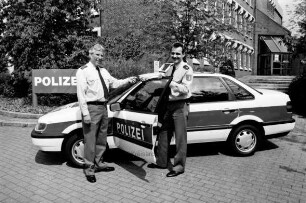 Polizeistation Bad Oldesloe: Schirrmeister Rolf Oetzmann übergibt neuen Volkswagen Passat als Dienstfahrzeug an den Stationsleiter Eckhard von Kleist