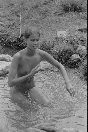 Čičmany. Akt-Pleinair 1980. Die Fotografin Eva Mahn während einer Besprechung