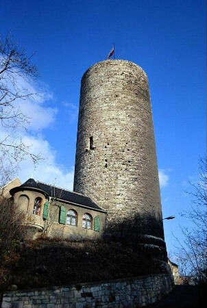 Bergfried als Rest der mittelalterlichen Burg, im Bruderkrieg 1446-51 zerstört