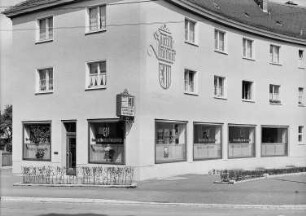 Gottfried-Keller-Platz : Dresden-Briesnitz. Sparkasse Briesnitz und Stadtbank am Gottfried-Keller-Platz