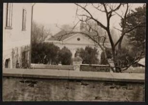Hofmannsthals Haus in Rodaun, Blick vom Garten über den Hof mit Eingangstor auf das Gebäude gegenüber, aus südlicher Richtung