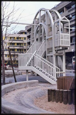 Spielplatz auf dem Außengelände der Autobahnüberbauung Schlangenbader Straße