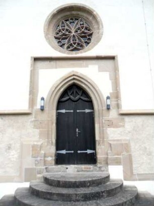 Alexanderkirche - Langhaus Traufseite Süd-gotisches Spitzbogenportal mit darübiger Maßwerk-Fensterrose