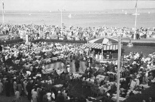 Travemünde: Cafégarten vor dem Casino, von oben mit Promenade und Meer