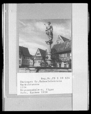 Marktbrunnen mit Skulptur des Albrecht Graf Hohenlohe
