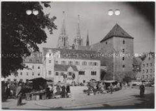 Regensburg, Alter Kornmarkt, Römerturm und Dom St. Peter