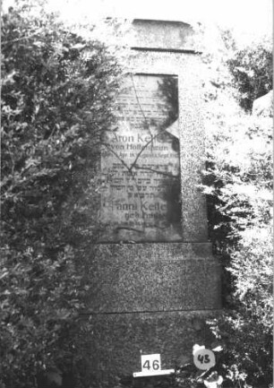 Grabstein 43 (Index: 99805379) Material: Granit, schwarze Marmorplatte Zustand: Schriftplatte mehrfach gesprungen Maße HxBxT: 228x89x30 cm Beschreibung: Stele, getreppter Sockel, Abdeckplatte, rechteckige Schriftplatte Besonderheit: Doppelgrab für Eheleute: Grabstein 43