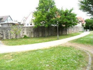 Stadtbefestigung-Ansicht im Südosten - Bereich obere Spitalgasse-Stadtmauer von Feldseite (Wehrgang im 19 Jh abgetragen) im Verlauf von Norden