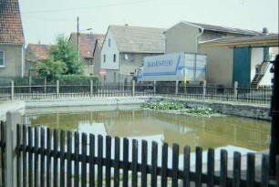 Häuser am Dorfteich (Löschteich), Wasserpumpe