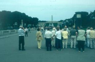 Oslo. Besucher im Vigeland-Park. Brücke mit Skulpturen. Blick zum Hügel mit Monolith