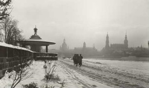 Dresden, Blick vom Neustädter Elbufer mit Glockenspielpavillon oberhalb der Marienbrücke nach Südosten auf die Altstadt im Winter