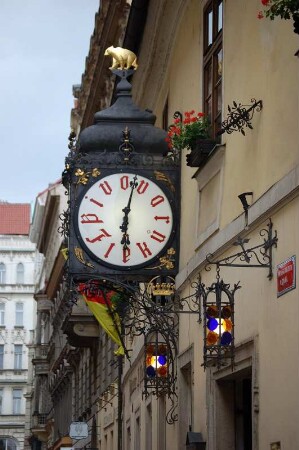 die Uhr an Prags berühmtestem Bierlokal U Fleku mit dunklem Bier aus eigener Brauerei