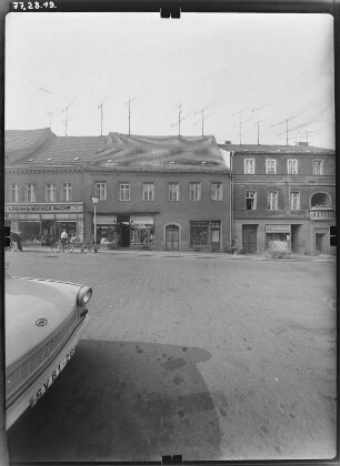 Torgau, Breite Straße. Wohnhäuser mit Läden (Bekleidungsgeschäft Ludwig Bücker und Haushaltwäsche). Straßenfront