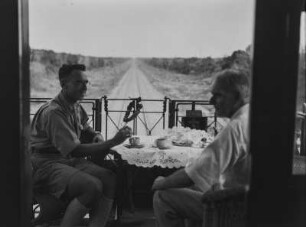 Karl Wien : Der Geograph Karl Wien (1906-1937) (links) und ein weiterer Mann beim Kaffeetrinken in der Tanganjikabahn