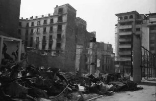 Bukarest: Bomben auf Bukarest, Transnistrien-Verkaufsladen, zerstört, Hintergrund Wandmalerei