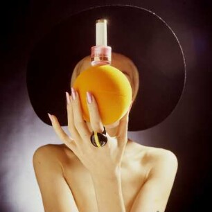 Model in Studio Kosmetik Produkt präsentierend