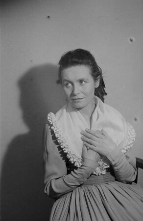 Szenenbilder aus dem Trauerspiel "Miss Sara Sampson" von Gotthold Ephraim Lessing im Theater am Schiffbauerdamm Berlin : Soloaufnahme von Thea Kämer als Sara Sampson