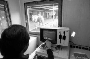 Gescher-Hochmoor, Von-Braun-Straße 10. Tierklinik Hochmoor. Tiermediziner am Computer beim Ausmessen eines Pferdes mit Sehnenschaden. Das Tier wird dazu über eine orthopädische Diagnosestraße (Meßbahn) geführt