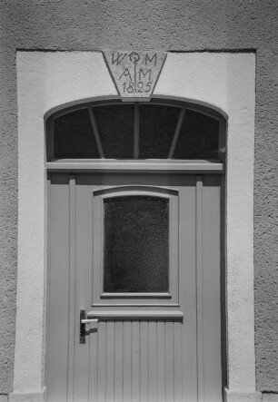Unbekannter Ort. Wohnhaus (1825). Haustür