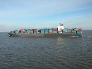 Cuxhaven - Ein Containerschiff fährt seewärts : Schiff in der Elbemündung vor Cuxhaven, aufgenommen am 24. November 2004