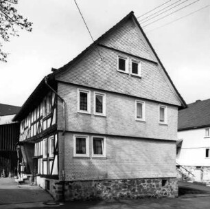 Fachwerkwohnhaus und Scheune; Alsfeld, Gartenweg 3