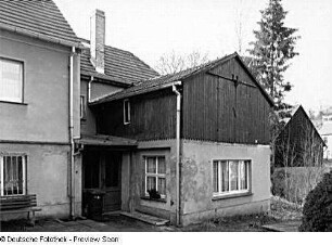 Wohnhaus im Winkel mit Anbau